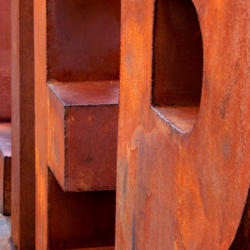 Metallerie industrielle et mobilier urbain en acier corten.
